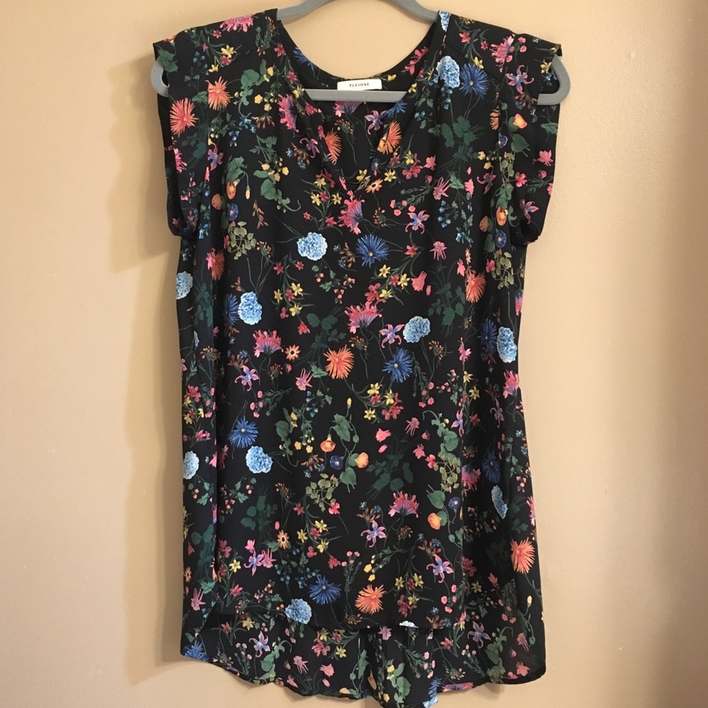Pleione black with bright floral cap sleeve top
